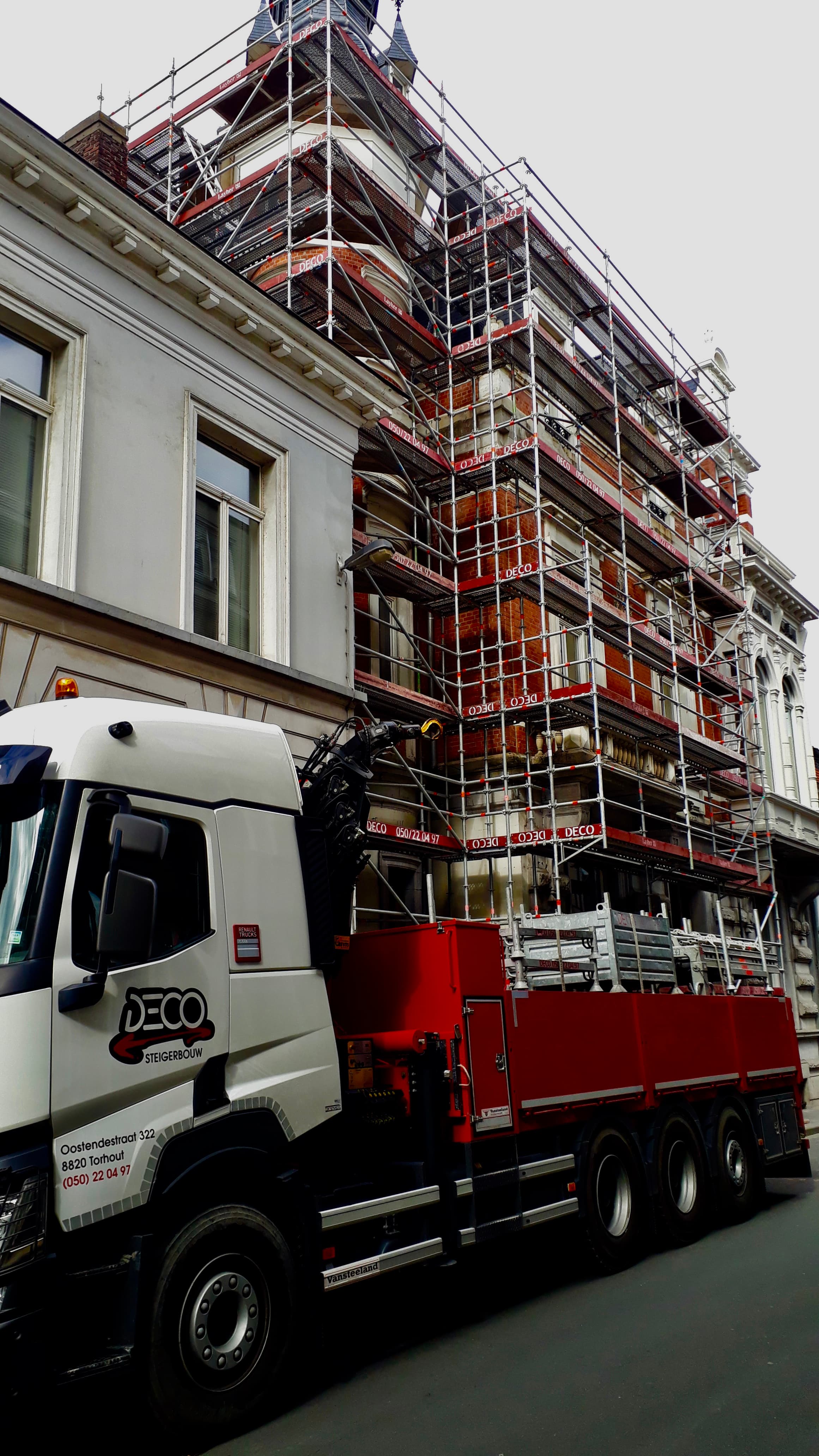 Residentiële Stellingbouw met Dakrandbeveiliging